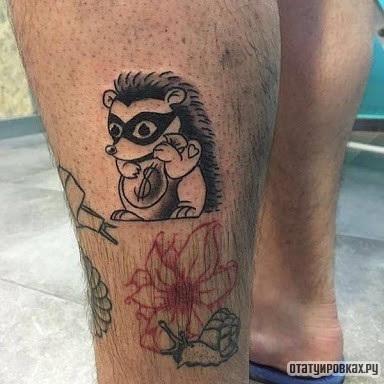 Фотография татуировки под названием «Еж грабитель»