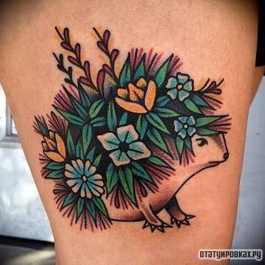 Фотография татуировки под названием «Ежик с цветами»
