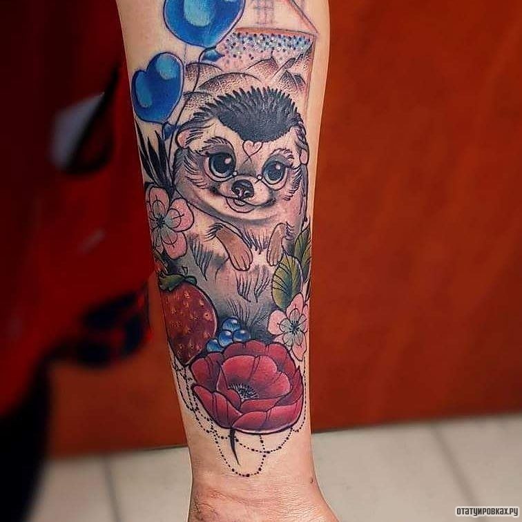 Фотография татуировки под названием «Еж с клубникой и маком»
