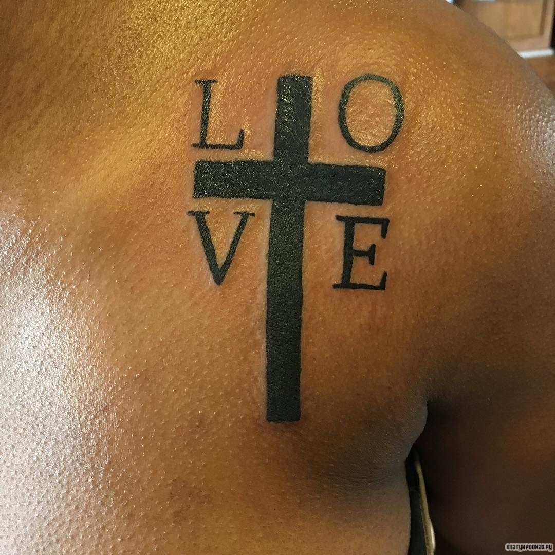 Фотография татуировки под названием «Крест и надпись love»