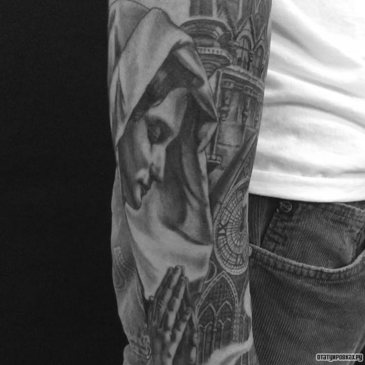 Фотография татуировки под названием «Монашка на фоне храма»