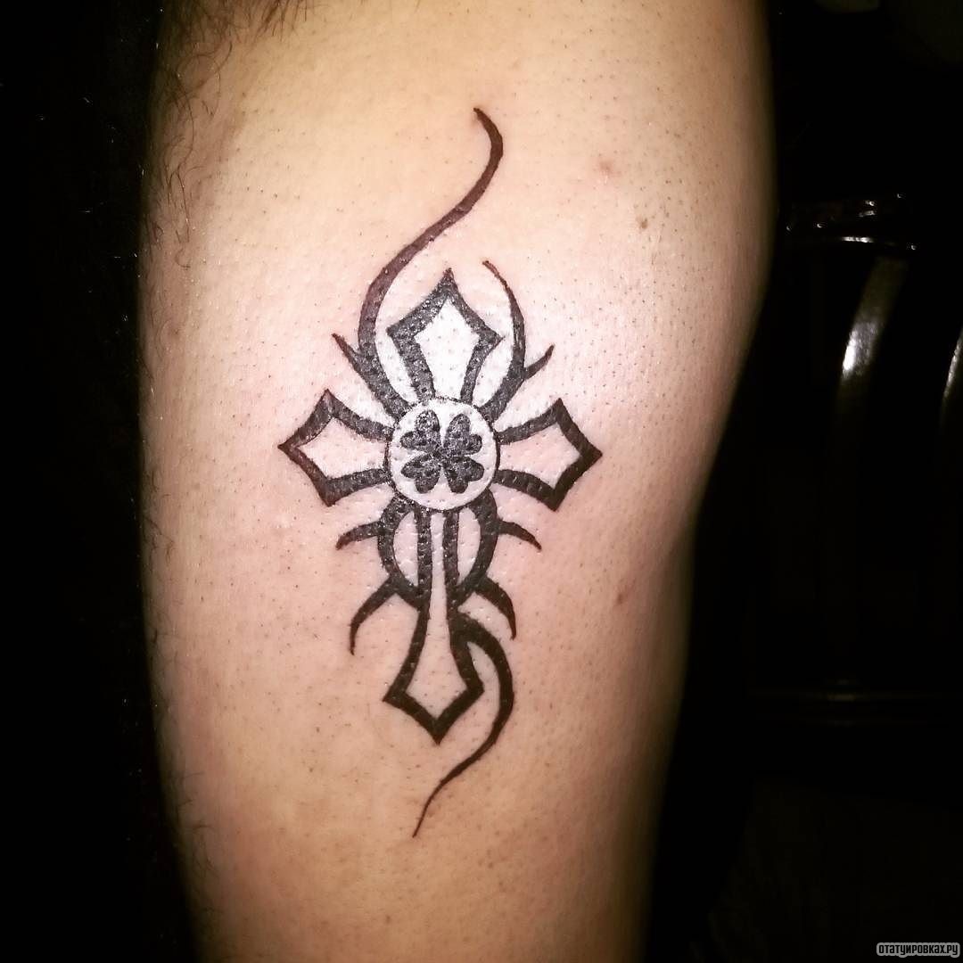 Фотография татуировки под названием «Крест с трайбл узорами»