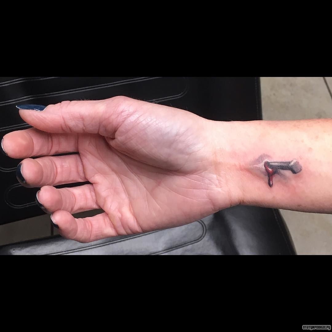 Фотография татуировки под названием «Забитый в запястье гвоздь»