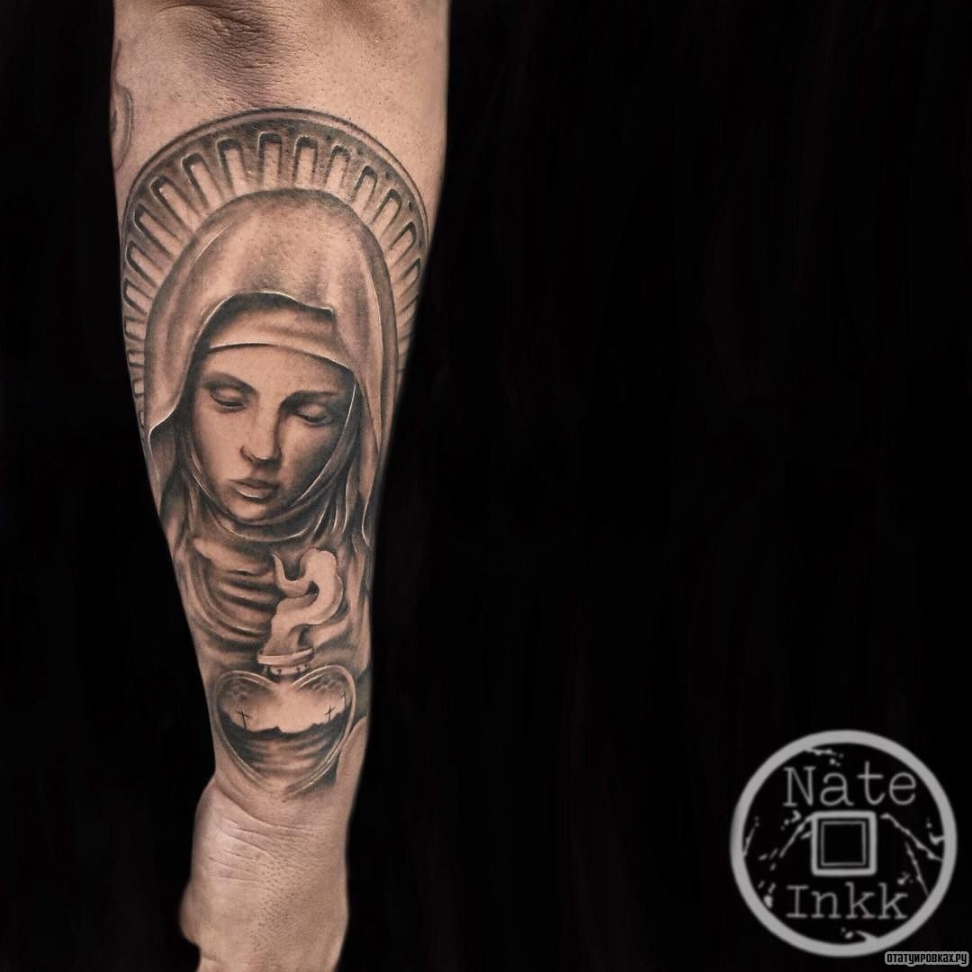 Фотография татуировки под названием «Монашка с сердцем»