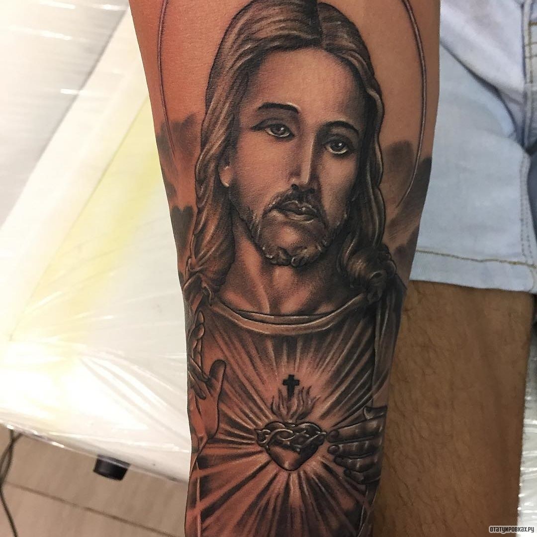 Фотография татуировки под названием «Иисус с светящимся сердцем»