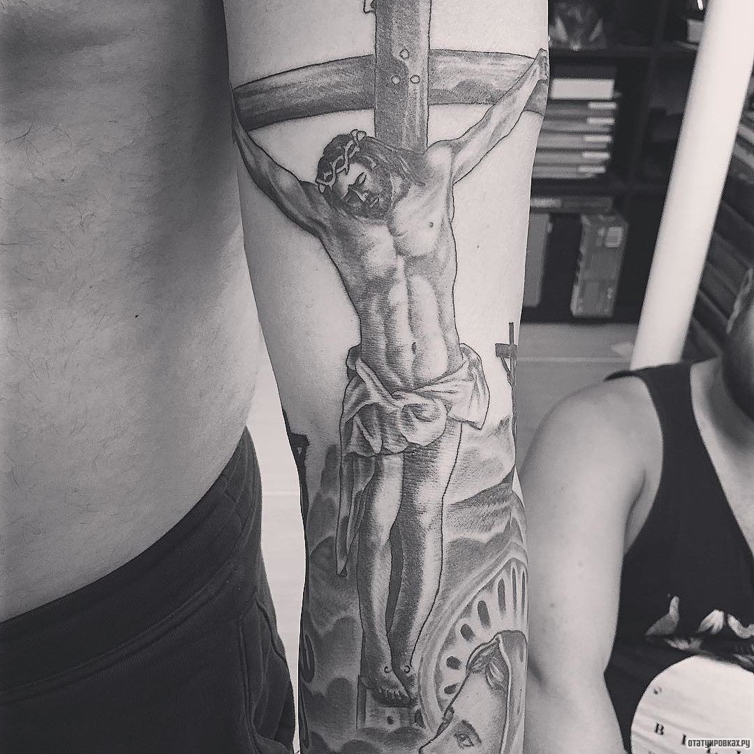 Фотография татуировки под названием «Иисус на кресте»