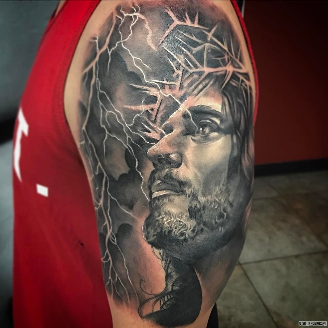 Фотография татуировки под названием «Лицо Иисуса на фоне молнии»