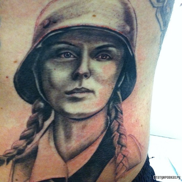 Фотография татуировки под названием «Девушка с косами в каске»