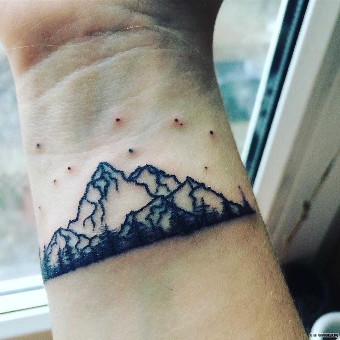 Фотография татуировки под названием «Горы с точками»