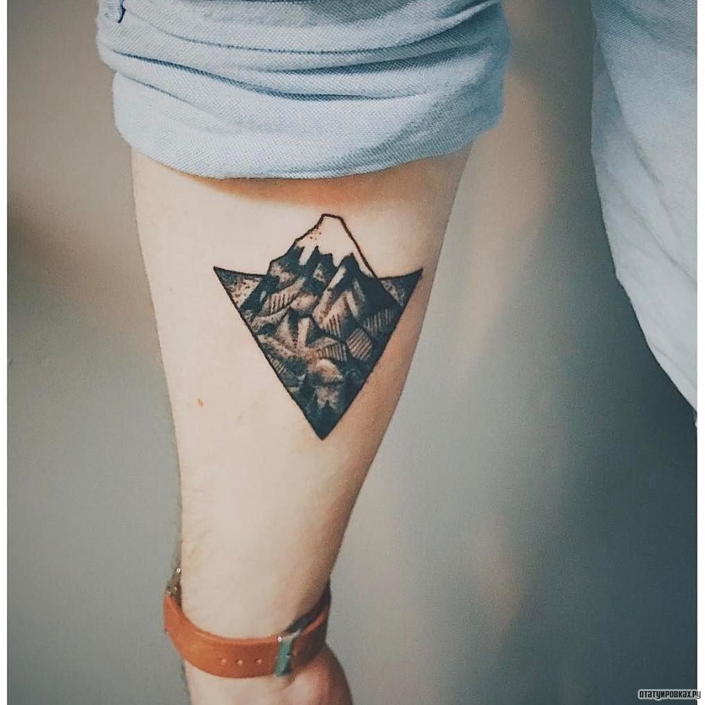 Фотография татуировки под названием «Горы в треугольнике»