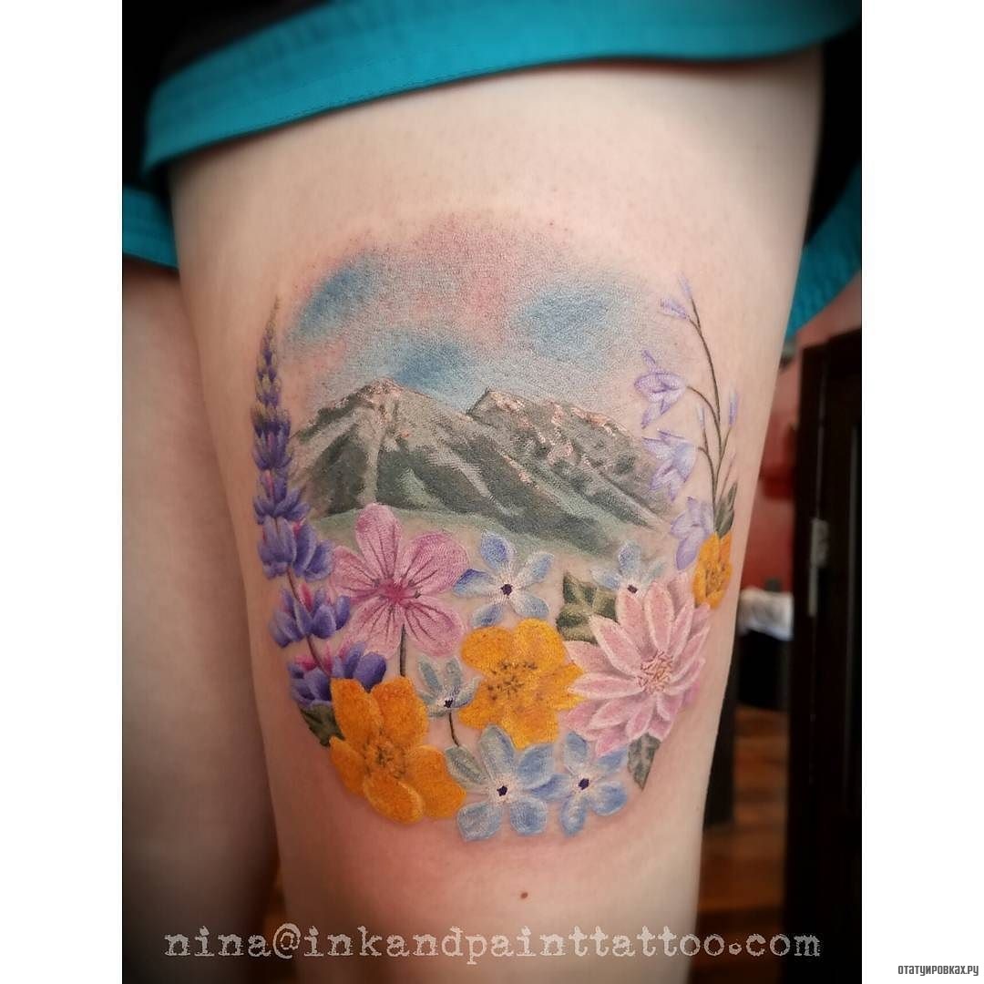 Фотография татуировки под названием «Горы с цветами»
