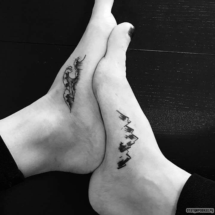 Фотография татуировки под названием «Горы и волны»