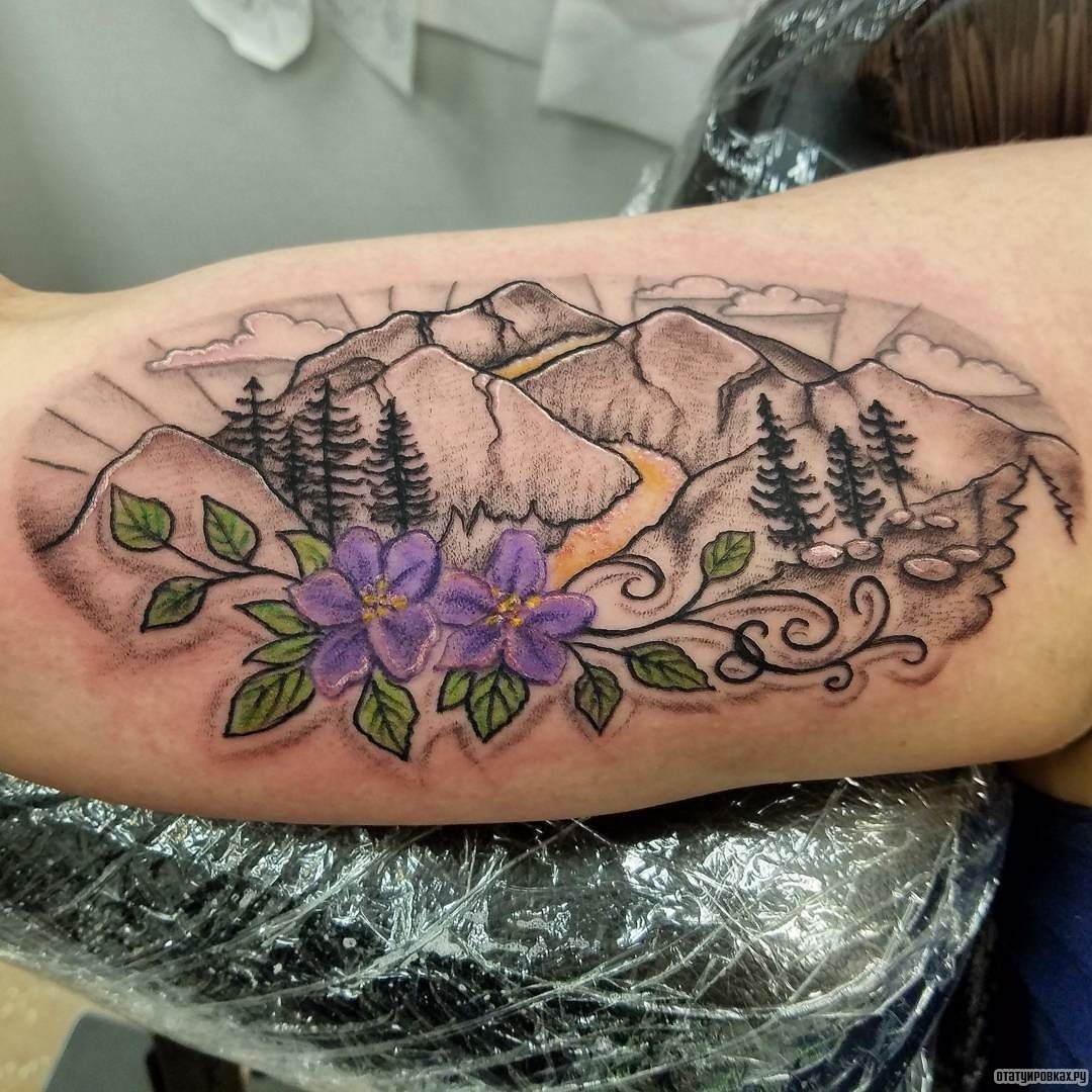 Фотография татуировки под названием «Горы, елки и цветы»