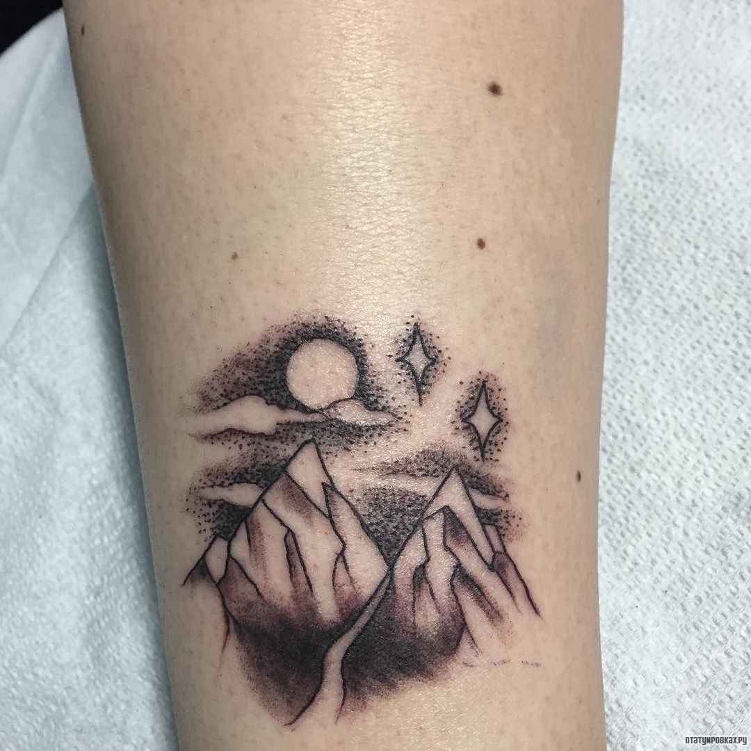 Фотография татуировки под названием «Две небольшие горы»