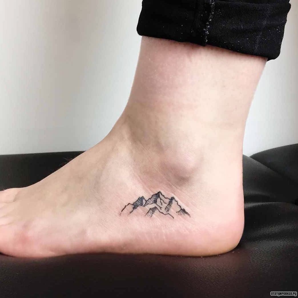 Фотография татуировки под названием «Маленькие горы»