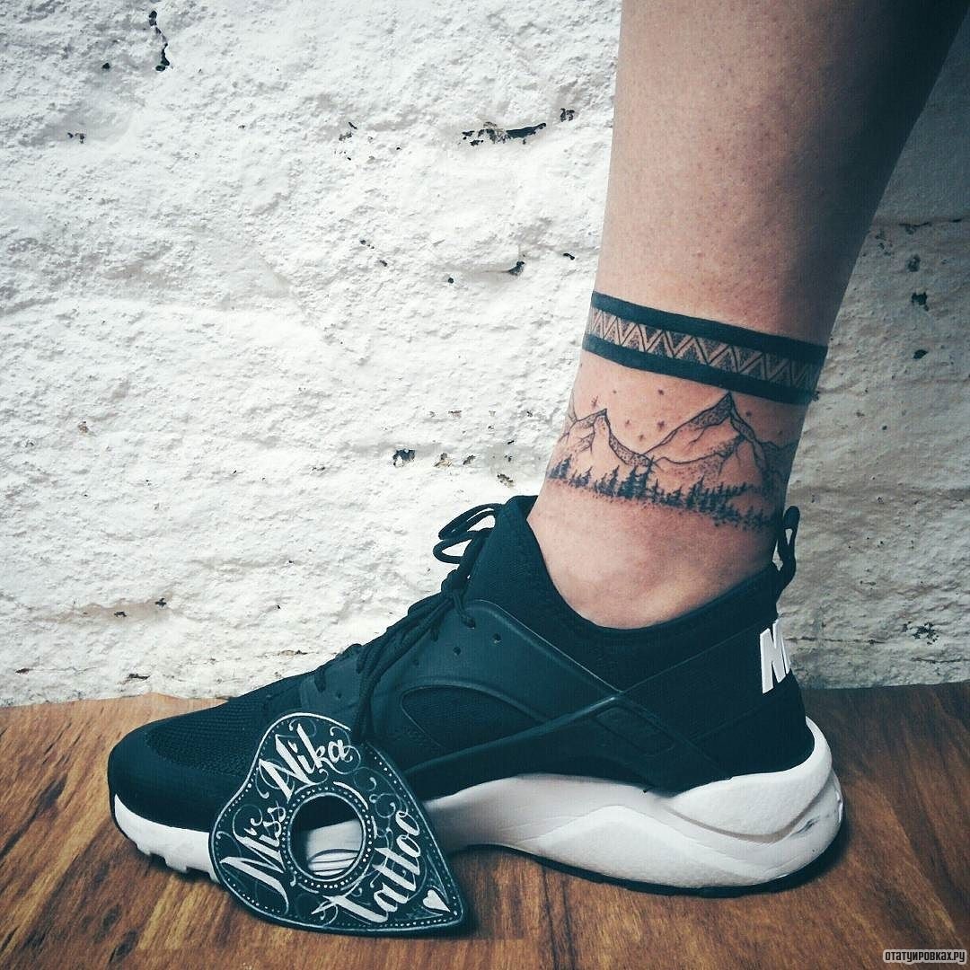 Фотография татуировки под названием «Горы с браслетом»