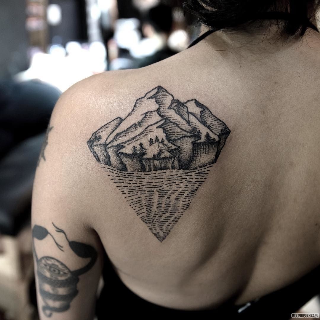 Фотография татуировки под названием «Горы и вода»