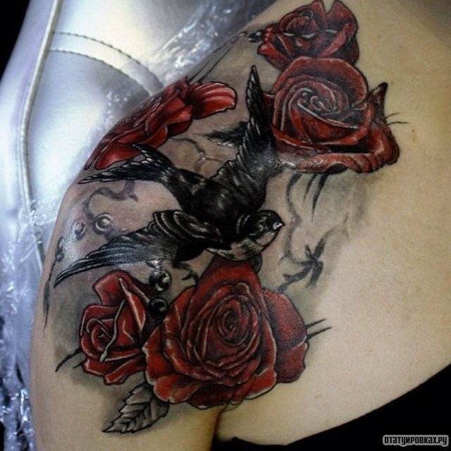 Фотография татуировки под названием «Ласточка с розами»