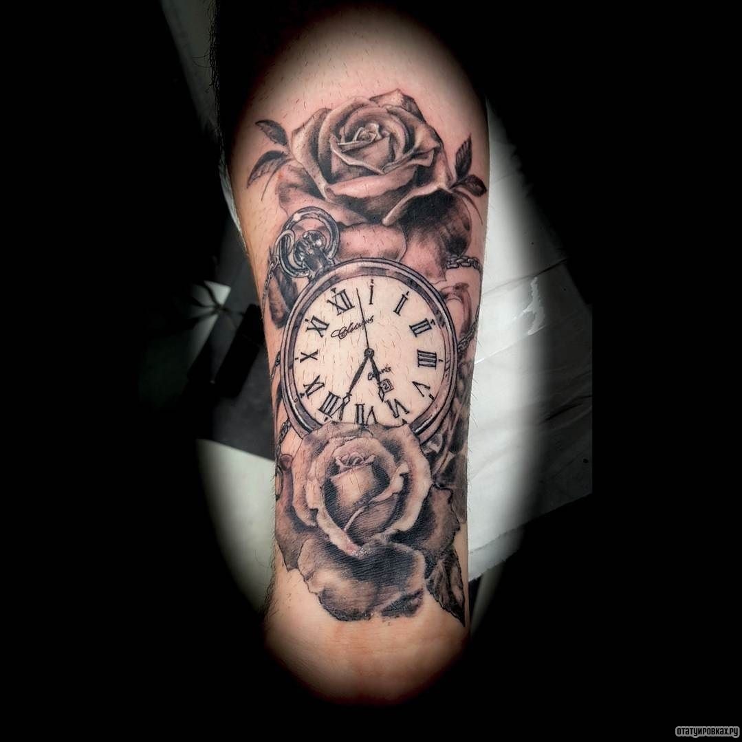 Фотография татуировки под названием «Часы с розами»