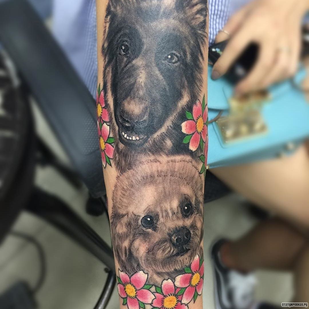 Фотография татуировки под названием «Две собачки с цветами»