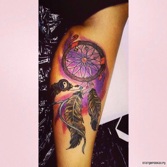 Фотография татуировки под названием «Ловец снов с сиреневыми оттенками»