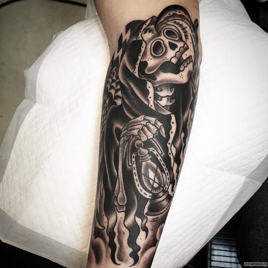 Фотография татуировки под названием «Скелет с лампой»