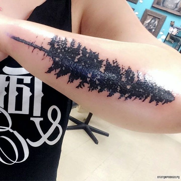 Фотография татуировки под названием «Черная елка»