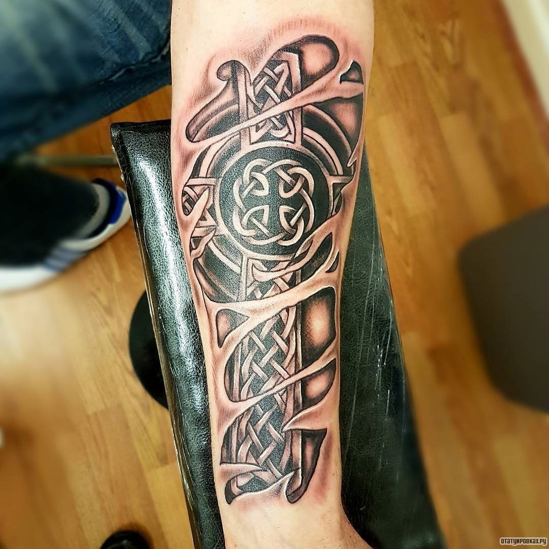 Фотография татуировки под названием «Кельтский крест под кожей»