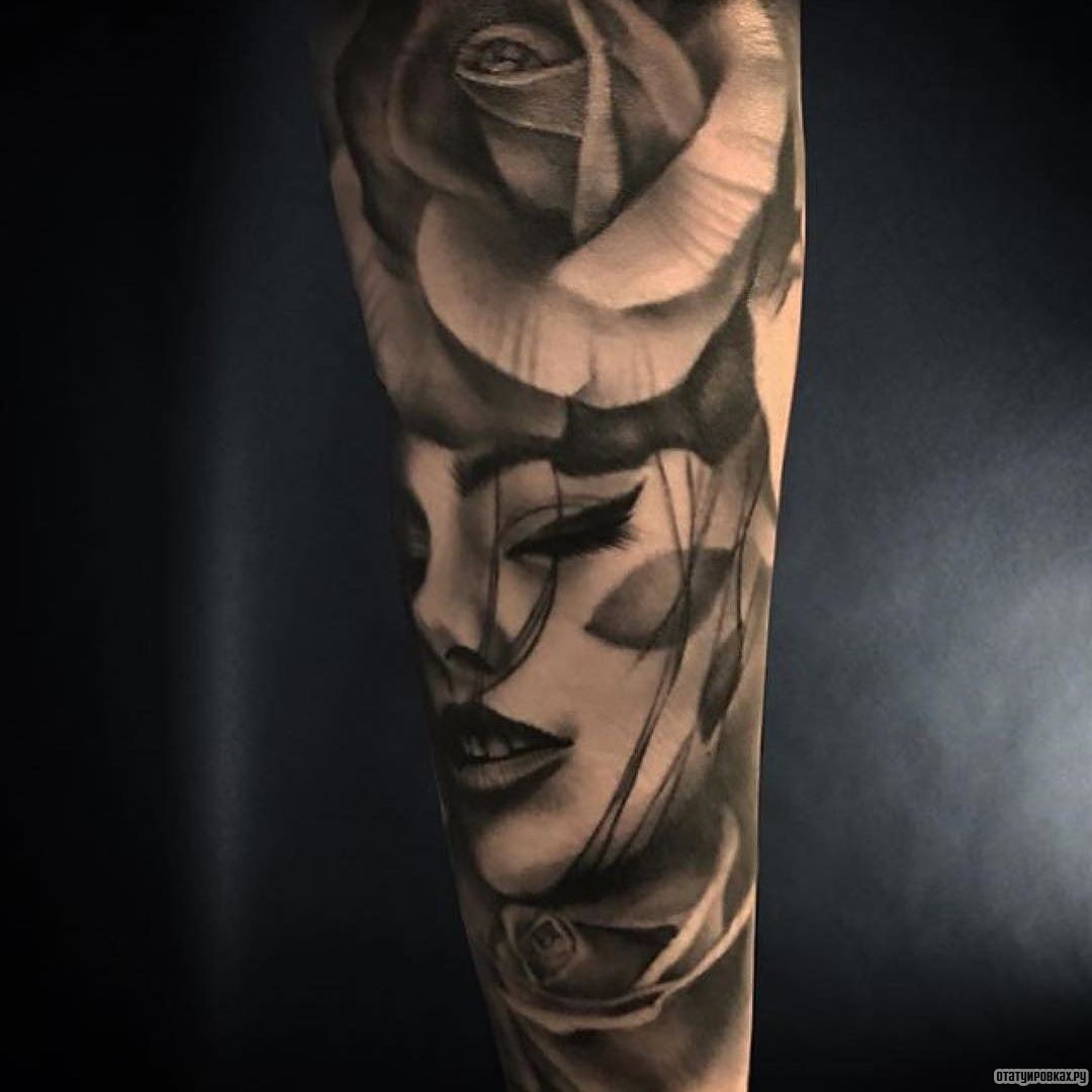Фотография татуировки под названием «Лицо девушки с нежной розой»