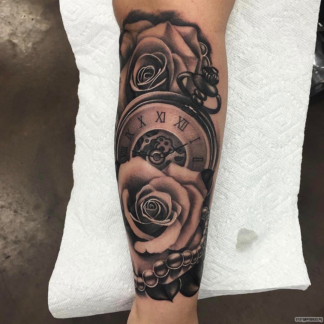 Фотография татуировки под названием «Часы и розы»