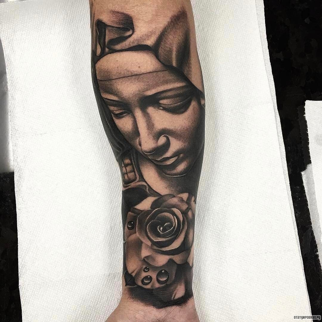 Фотография татуировки под названием «Монашка склонила голову над розой»