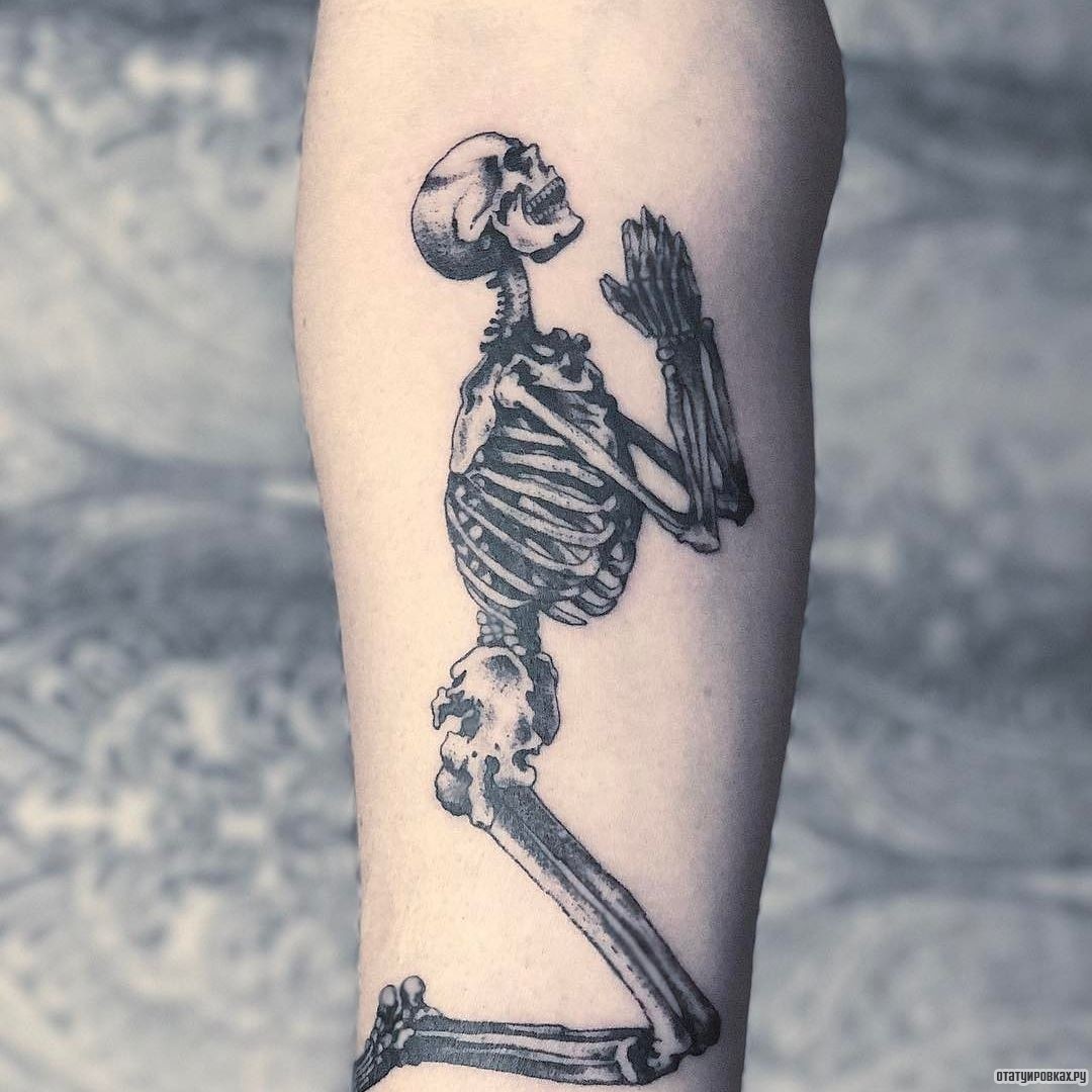 Фотография татуировки под названием «Скелет молится»