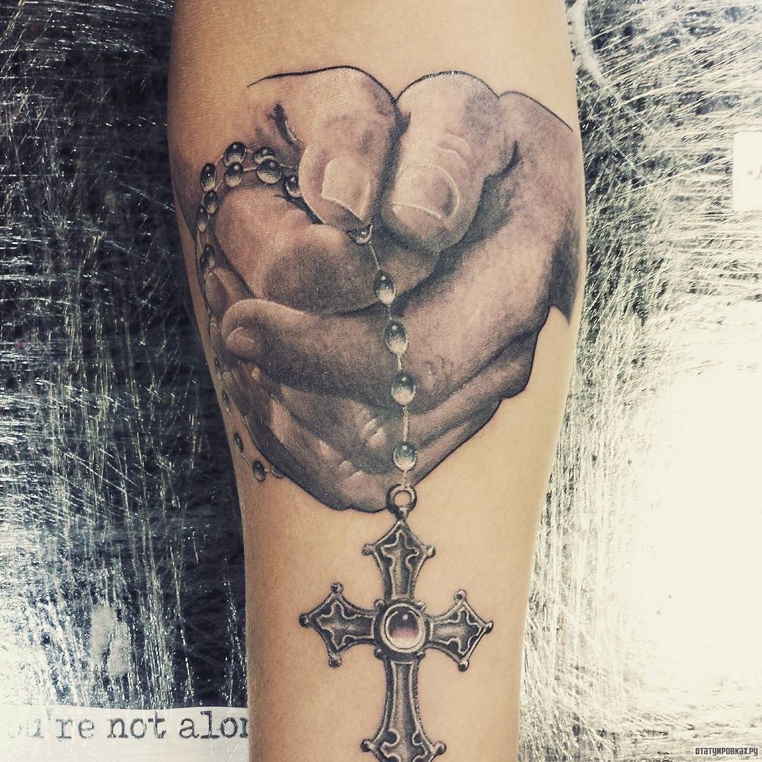 Фотография татуировки под названием «Руки держат крест»