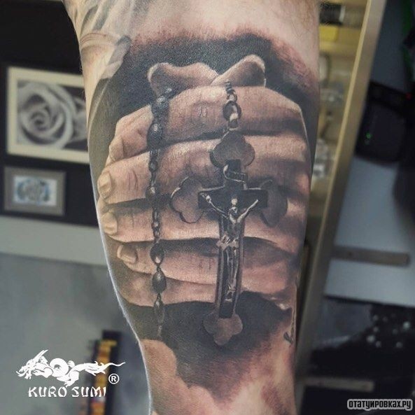 Фотография татуировки под названием «Крест на цепочке в руках»