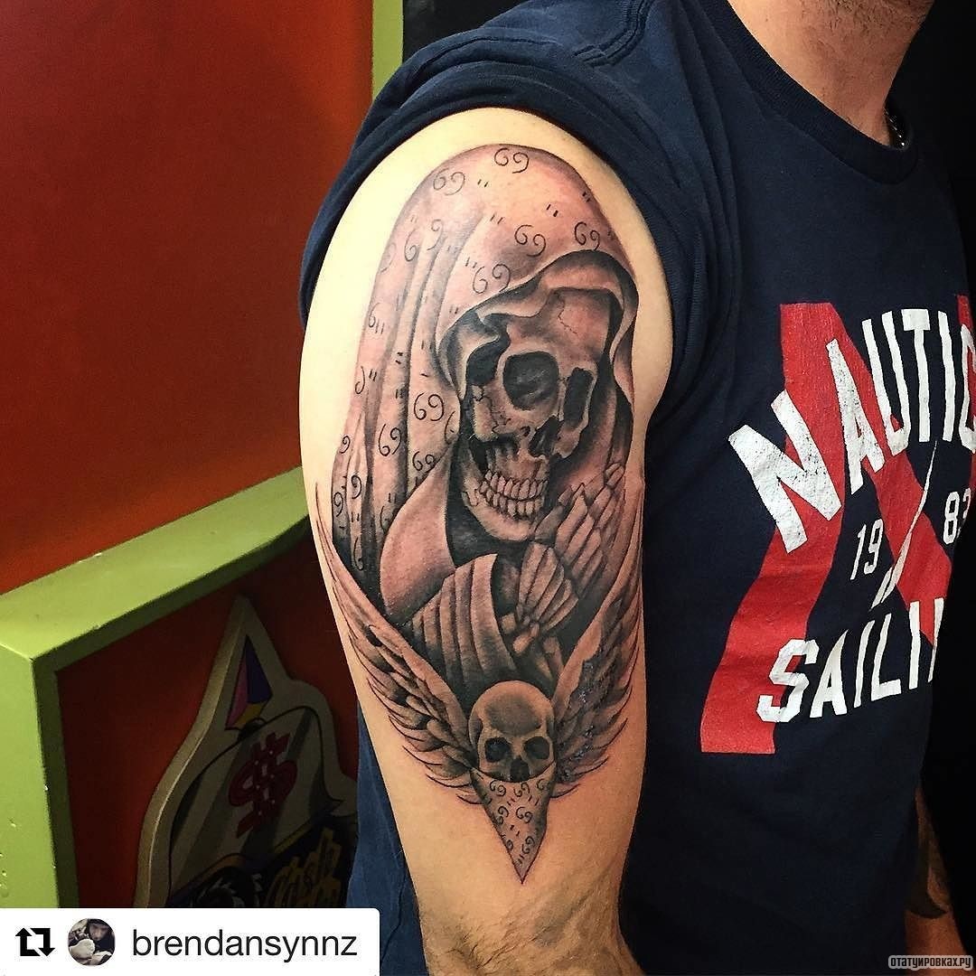 Фотография татуировки под названием «Скелет в виде молящейся монашки»