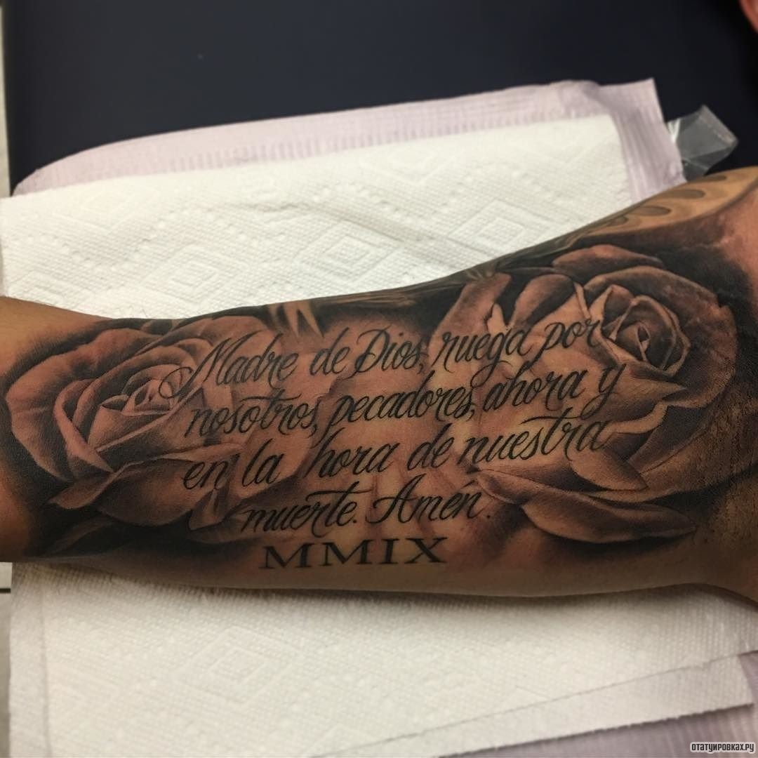 Фотография татуировки под названием «Текст молитвы на фоне роз»