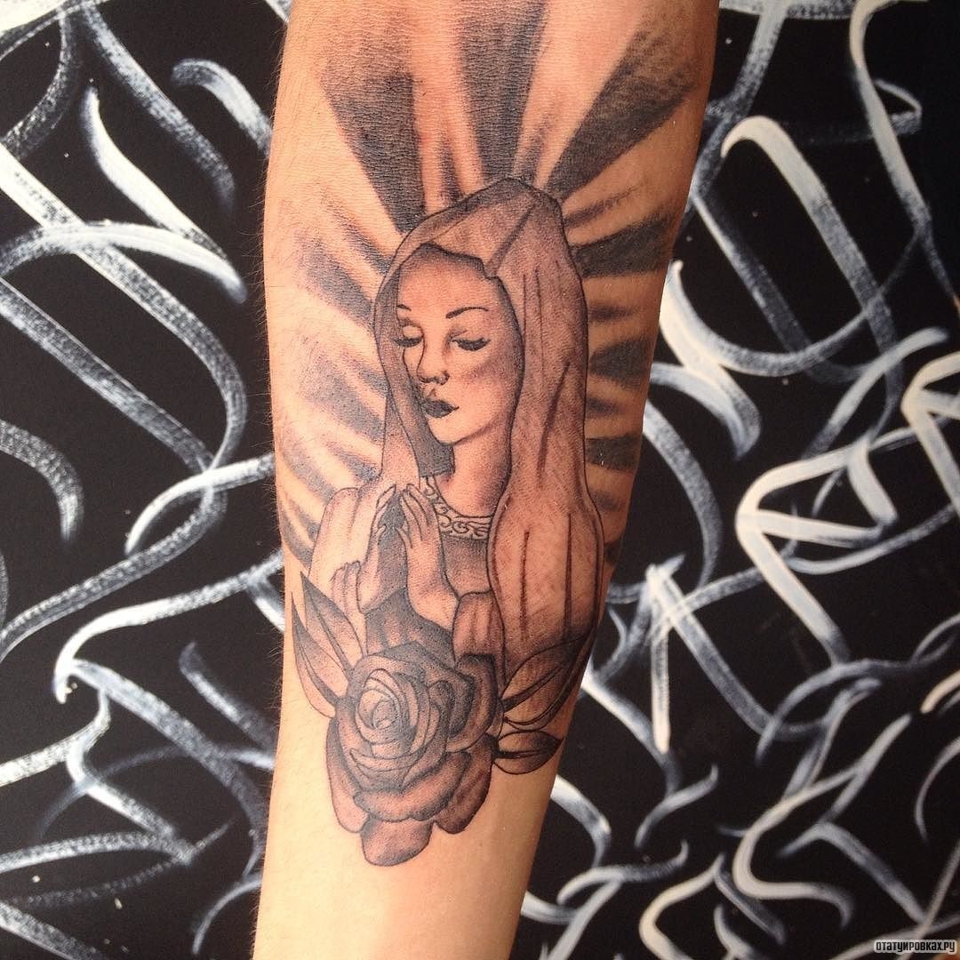 Фотография татуировки под названием «Монашка молится, роза»