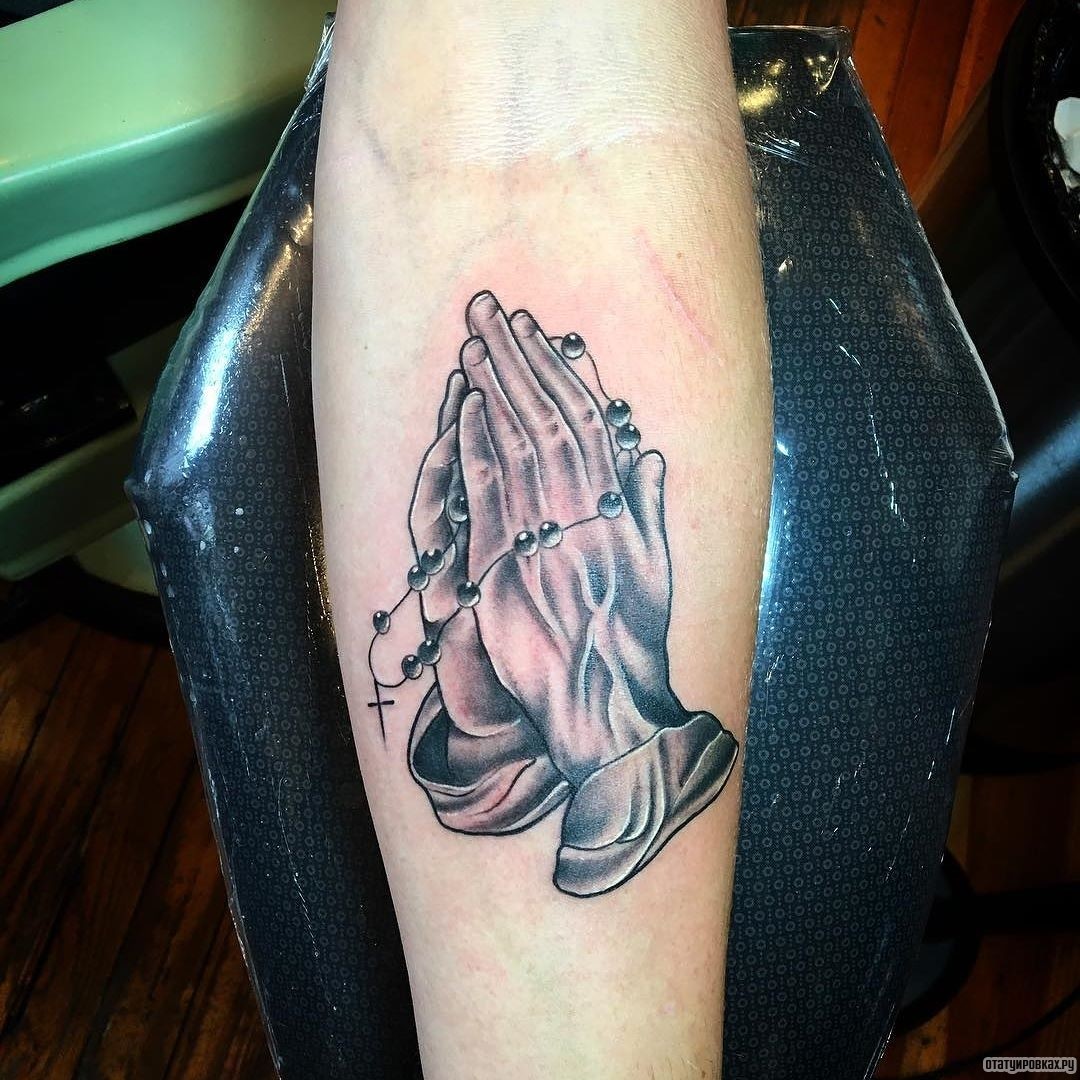 Фотография татуировки под названием «Руки с крестом»