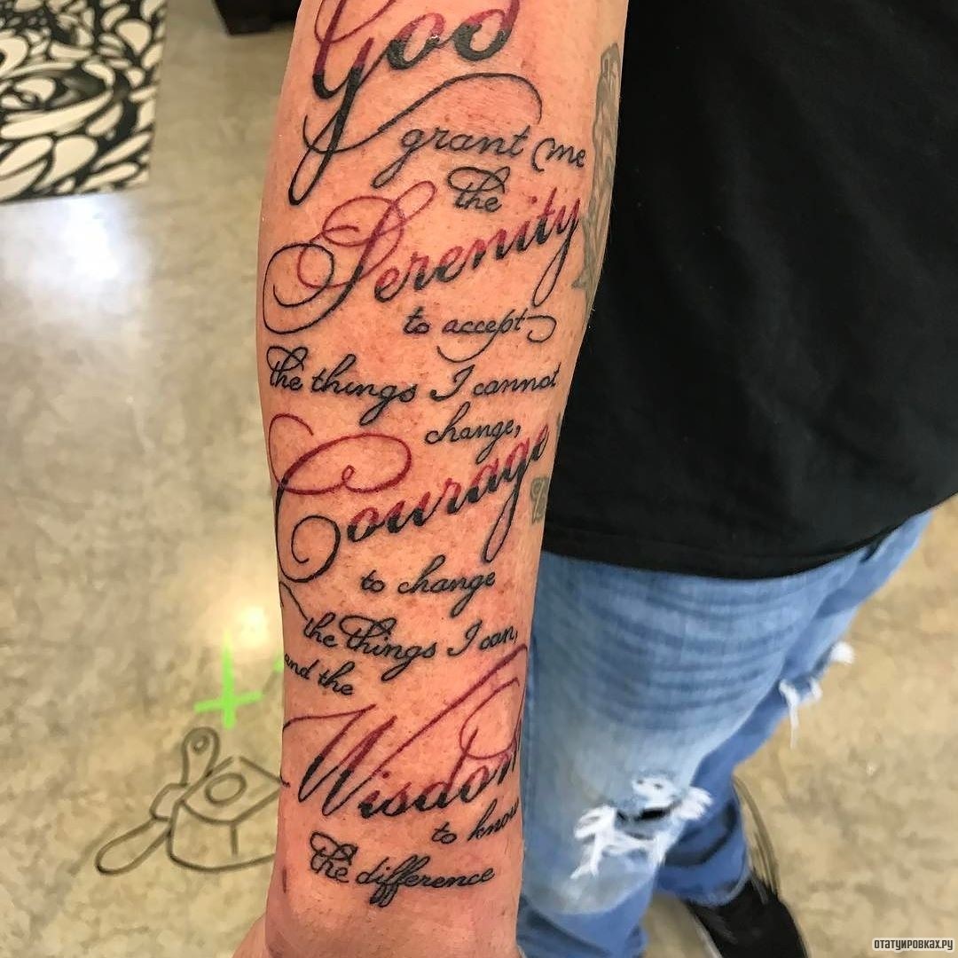 Фотография татуировки под названием «Много надписей»