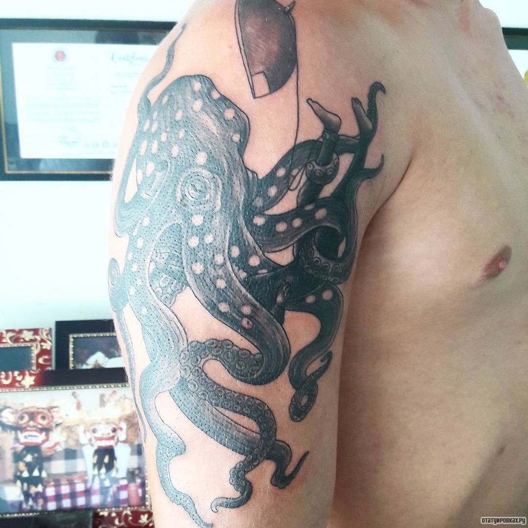 Фотография татуировки под названием «Осьминог в темном исполнении»