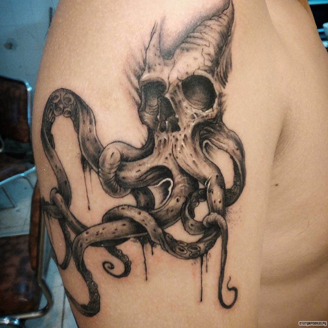 Фотография татуировки под названием «Осьминог в виде черепа»