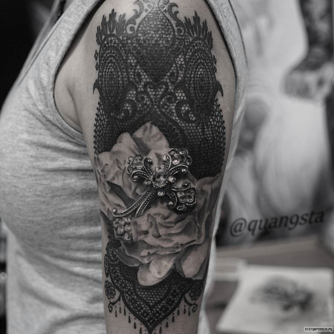 Фотография татуировки под названием «Узор кружево с розой и крестом»