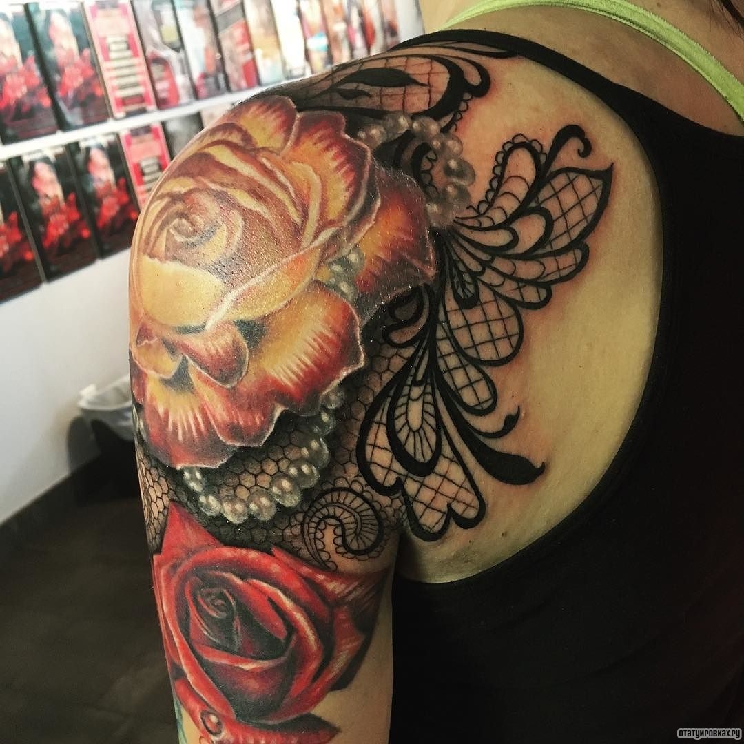 Фотография татуировки под названием «Розы и кружевной узор»