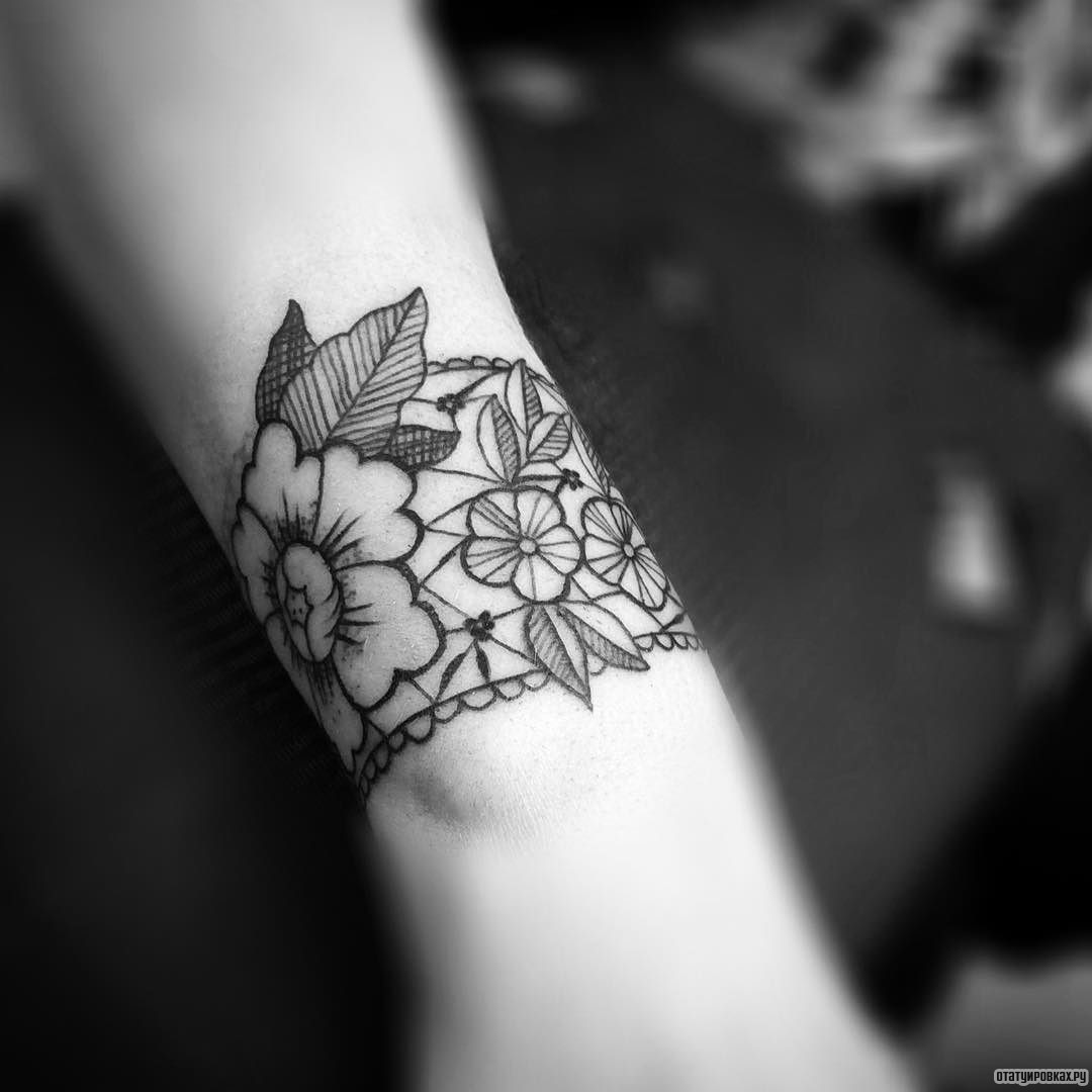 Фотография татуировки под названием «Узор кружево с цветами»