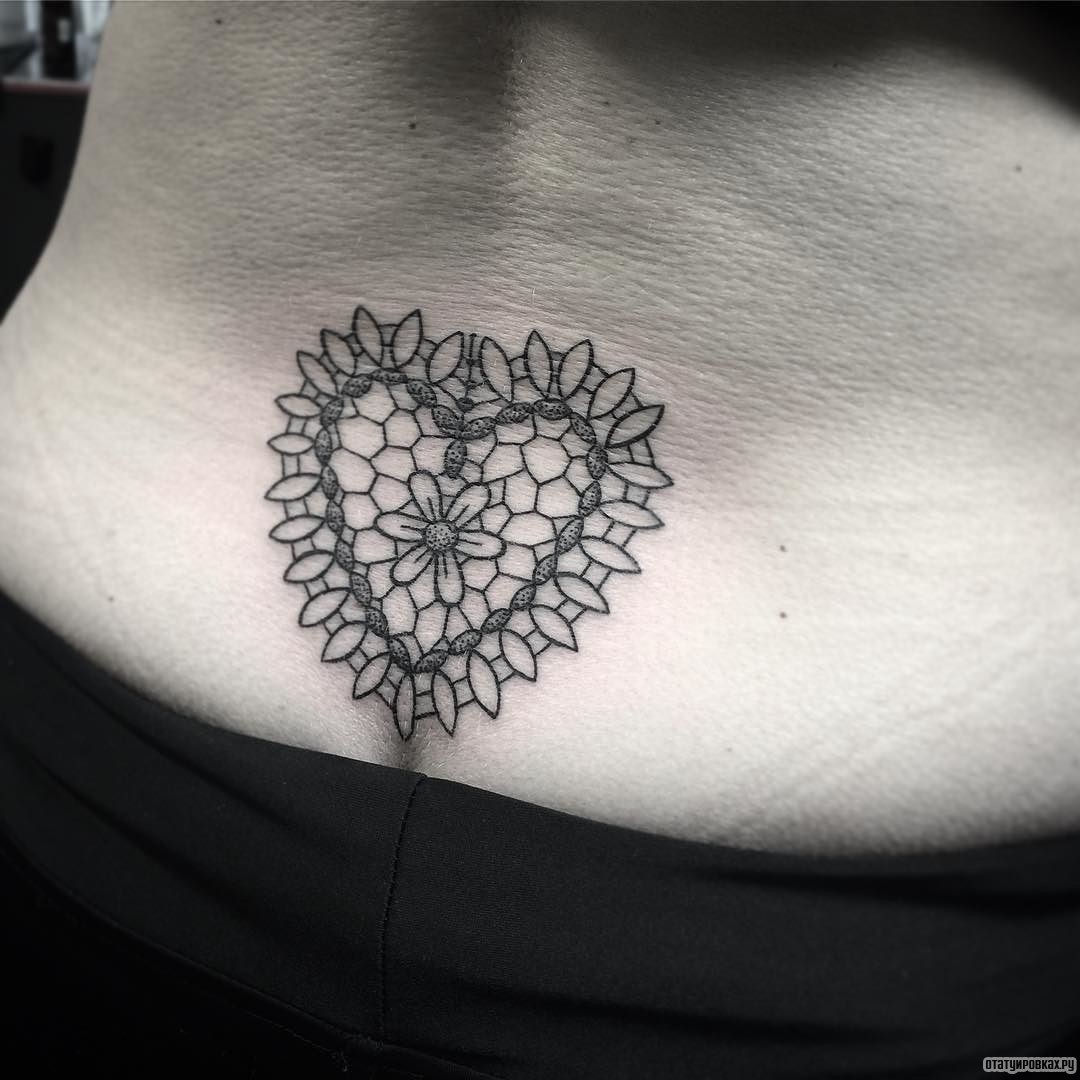 Фотография татуировки под названием «Узор кружево в виде сердечка»