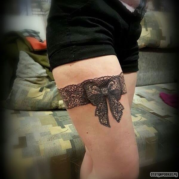 Фотография татуировки под названием «Узор кружево в виде подвязки с бантом»