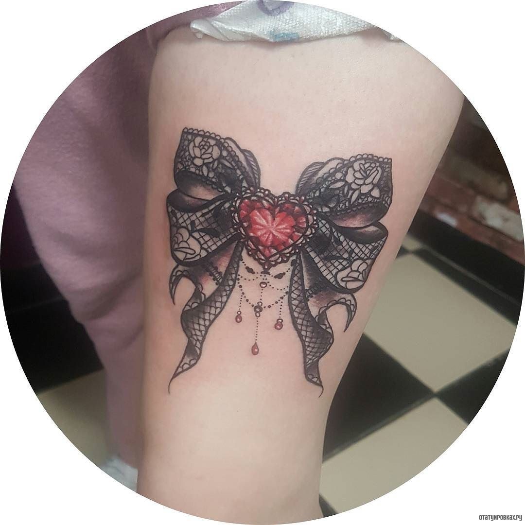 Фотография татуировки под названием «Узор кружево в виде банта с сердцем»