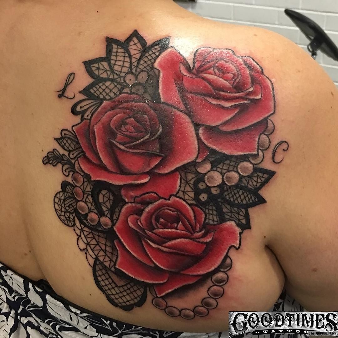 Фотография татуировки под названием «Узор кружево и три красные розы»
