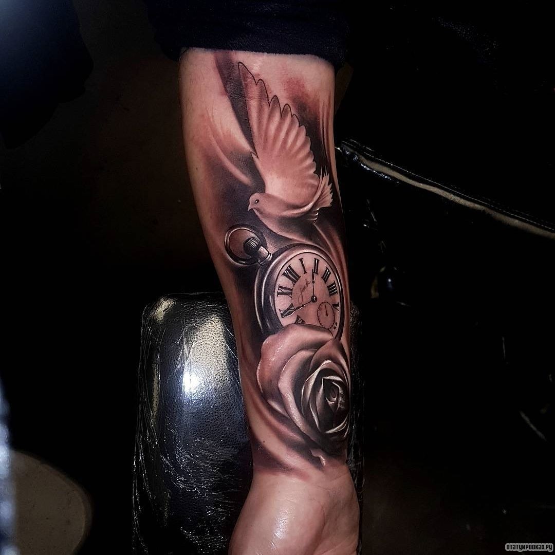 Фотография татуировки под названием «Голубь, часы и роза»
