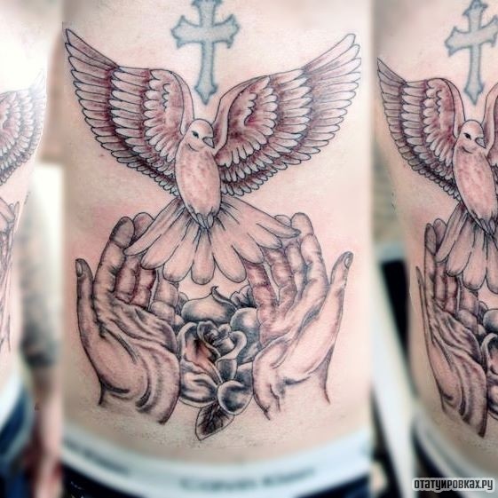 Фотография татуировки под названием «Голубь в руках»